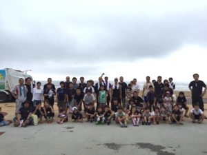 別府市のスパビーチが海開きとなるため、海岸海浜清掃奉仕活動にそろって参加しました。