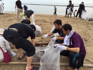 別府市のスパビーチが海開きとなるため、海岸海浜清掃奉仕活動にそろって参加しました。