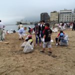 別府市のスパビーチが海開きとなるため、海岸海浜清掃奉仕活動にそろって参加しました。