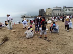 別府市のスパビーチが海開きとなるため、海岸海浜清掃奉仕活動にそろって参加しました。