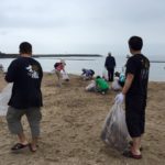 別府市のスパビーチが海開きとなるため、海岸海浜清掃奉仕活動にそろって参加しました。