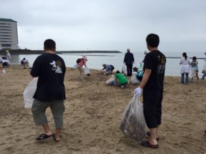 別府市のスパビーチが海開きとなるため、海岸海浜清掃奉仕活動にそろって参加しました。