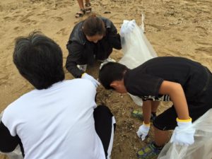 別府市のスパビーチが海開きとなるため、海岸海浜清掃奉仕活動にそろって参加しました。