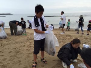 別府市のスパビーチが海開きとなるため、海岸海浜清掃奉仕活動にそろって参加しました。