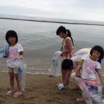 別府市のスパビーチが海開きとなるため、海岸海浜清掃奉仕活動にそろって参加しました。