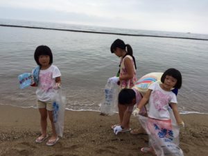 別府市のスパビーチが海開きとなるため、海岸海浜清掃奉仕活動にそろって参加しました。