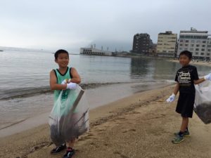別府市のスパビーチが海開きとなるため、海岸海浜清掃奉仕活動にそろって参加しました。