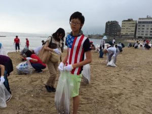 別府市のスパビーチが海開きとなるため、海岸海浜清掃奉仕活動にそろって参加しました。