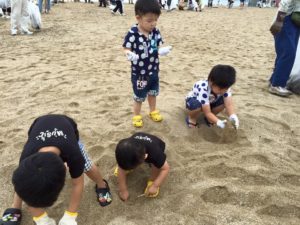 別府市のスパビーチが海開きとなるため、海岸海浜清掃奉仕活動にそろって参加しました。