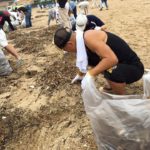 別府市のスパビーチが海開きとなるため、海岸海浜清掃奉仕活動にそろって参加しました。