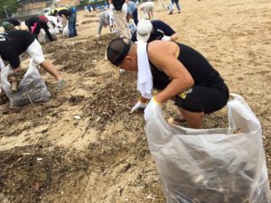 別府市のスパビーチが海開きとなるため、海岸海浜清掃奉仕活動にそろって参加しました。