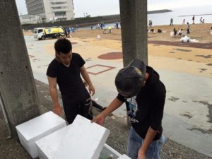 別府市のスパビーチが海開きとなるため、海岸海浜清掃奉仕活動にそろって参加しました。
