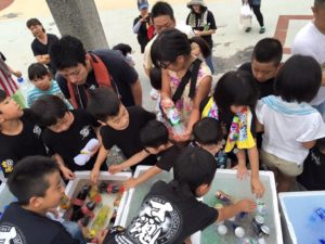 別府市のスパビーチが海開きとなるため、海岸海浜清掃奉仕活動にそろって参加しました。