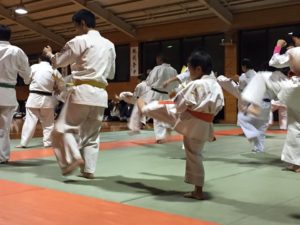 11月5日に開催された合同練習会にて、村上塾長より手厚いご指導を頂きました。