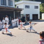 平成29年11月5日（日）に大分県杵築市の杵築自動車学校にて開催された「きつき自動車学校セーフティフェスタ」にて士道館・別府道場の子供たちが演舞を行いました。