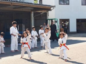 平成29年11月5日（日）に大分県杵築市の杵築自動車学校にて開催された「きつき自動車学校セーフティフェスタ」にて士道館・別府道場の子供たちが演舞を行いました。