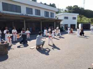 平成29年11月5日（日）に大分県杵築市の杵築自動車学校にて開催された「きつき自動車学校セーフティフェスタ」にて士道館・別府道場の子供たちが演舞を行いました。