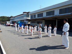 平成29年11月5日（日）に大分県杵築市の杵築自動車学校にて開催された「きつき自動車学校セーフティフェスタ」にて士道館・別府道場の子供たちが演舞を行いました。