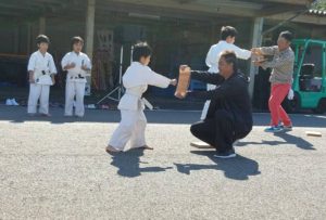 平成29年11月5日（日）に大分県杵築市の杵築自動車学校にて開催された「きつき自動車学校セーフティフェスタ」にて士道館・別府道場の子供たちが演舞を行いました。