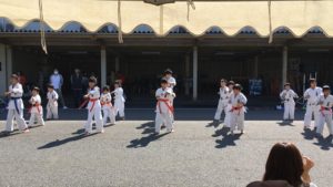 平成29年11月5日（日）に大分県杵築市の杵築自動車学校にて開催された「きつき自動車学校セーフティフェスタ」にて士道館・別府道場の子供たちが演舞を行いました。