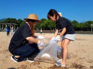 平成30年7月15日（日）、別府スパビーチにて海岸海浜清掃奉仕活動を行いました。