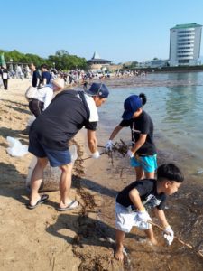 平成30年7月15日（日）、別府スパビーチにて海岸海浜清掃奉仕活動を行いました。