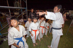 士道館・別府道場「しんせい祭り」での演武（形と板割り）